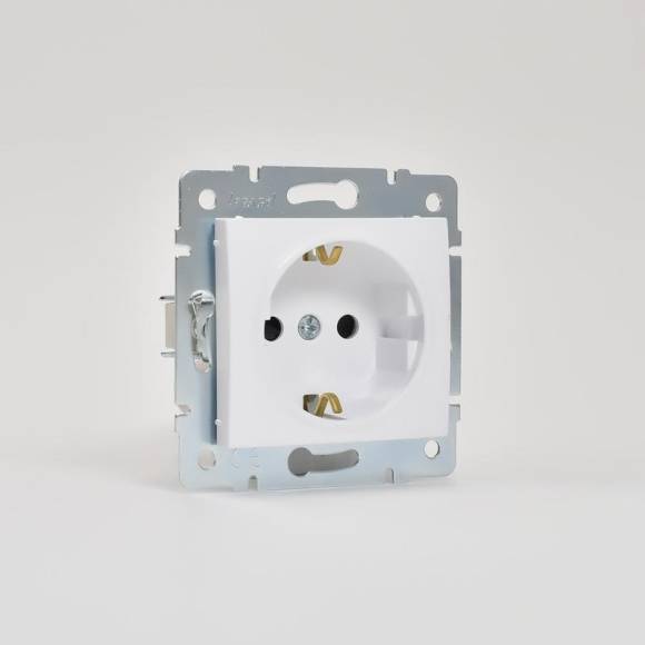 Розетка 1-м СП Karina с заземл. защ. шторки термопласт механизм бел. LEZARD 707-0288-124B Розетка 1-м СП Karina с заземл. защ. шторки термопласт механизм бел. LEZARD 707-0288-124B