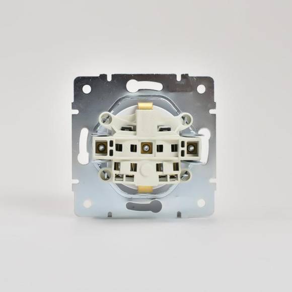 Розетка 1-м СП Karina с заземл. защ. шторки термопласт механизм бел. LEZARD 707-0288-124B Розетка 1-м СП Karina с заземл. защ. шторки термопласт механизм бел. LEZARD 707-0288-124B