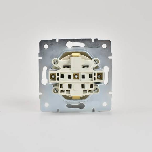 Розетка 1-м СП Karina с заземл. термопласт механизм крем. LEZARD 707-0388-122B Розетка 1-м СП Karina с заземл. термопласт механизм крем. LEZARD 707-0388-122B