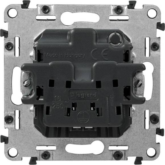 Розетка 1-м СП Valena In'matic 16А IP20 250В 2P защ. шторки безвинтов. клеммы механизм Leg 753016 Розетка 1-м СП Valena In'matic 16А IP20 250В 2P защ. шторки безвинтов. клеммы механизм Leg 753016