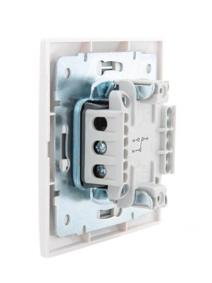 Переключатель проходной 1-кл. СП Mira 10А с сер. вставкой бел. LEZARD 701-0215-105 Переключатель проходной 1-кл. СП Mira 10А с сер. вставкой бел. LEZARD 701-0215-105